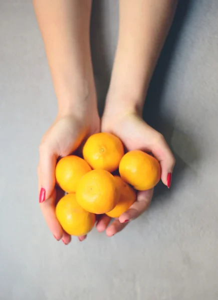 Hands holding ripe of fresh mandarines - Top view — Stock Photo, Image