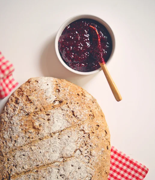 Pain fait maison avec confiture de framboises et tasse de café - Pose plate — Photo