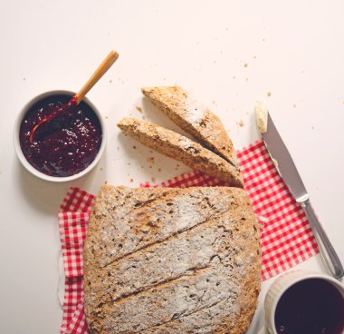 Home Made Frambuaz reçeli ve kahve fincanı ile ekmek - yat