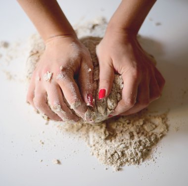 Kadının elinde bir tabloda hamur yoğurmak