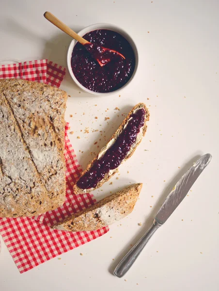 Pain fait maison avec confiture de framboises et tasse de café - Pose plate — Photo