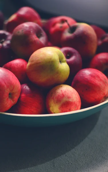 Haufen frischer Äpfel in Holzschüssel im Wohnzimmer - Lebensmittel vom Bauernhof — Stockfoto