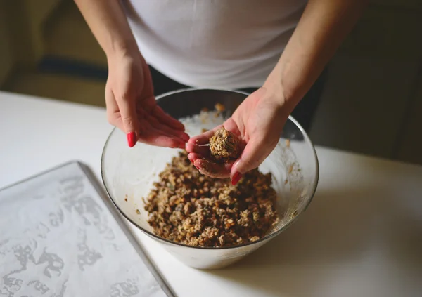 Mains de femme faisant des biscuits sains - biscuit fait maison holliday — Photo