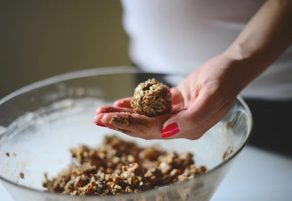 Mains de femme faisant des biscuits sains - biscuit fait maison holliday — Photo