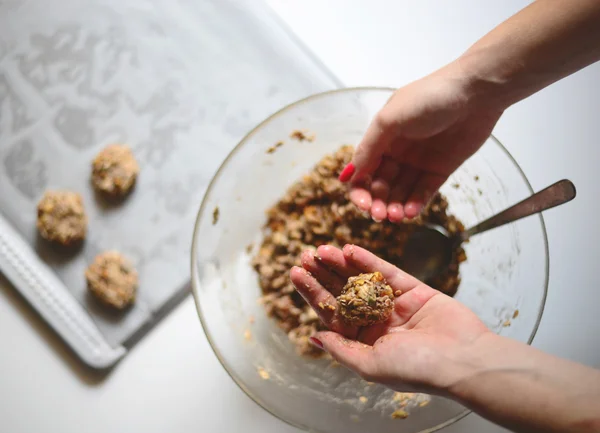 Manos de mujer haciendo galletas saludables - Galleta holliday casera — Foto de Stock