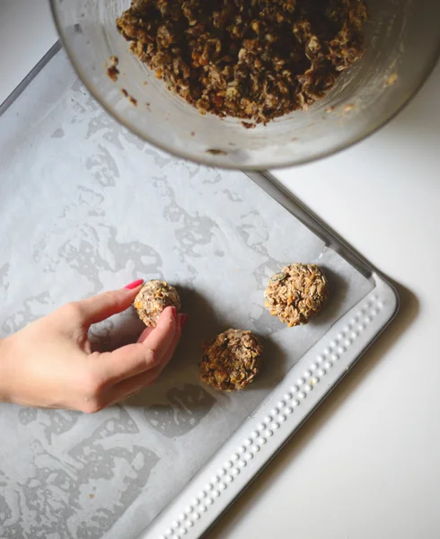 Manos de mujer haciendo galletas saludables - Galleta holliday casera — Foto de Stock