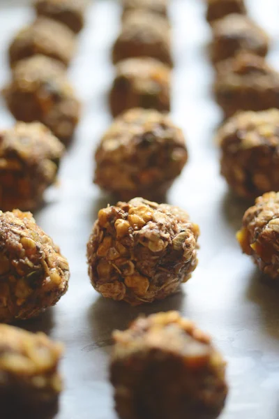 Mains de femme faisant des biscuits sains - biscuit fait maison holliday — Photo