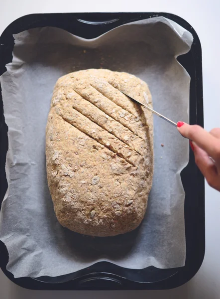 Woman hands making lines on fresh loaf of dough — Φωτογραφία Αρχείου