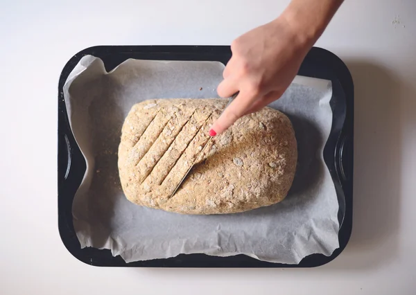 Nő kezét így vonalak a friss kenyér, tészta — Stock Fotó
