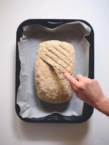 Woman hands making lines on fresh loaf of dough — Φωτογραφία Αρχείου