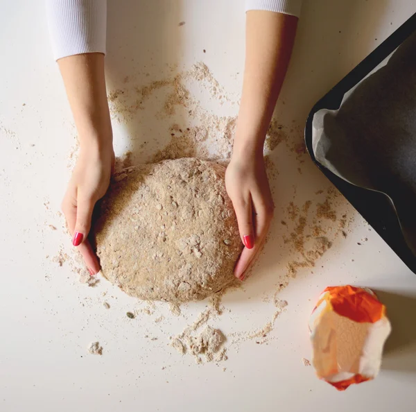 Woman's hands knead dough on a table - Flat lay — Φωτογραφία Αρχείου