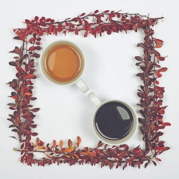 Tasse parfaite de thé et de café sur fond blanc avec le automne — Photo