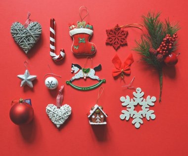 Noel dekorasyonu ve süsler kırmızı zemin üzerine düz lay