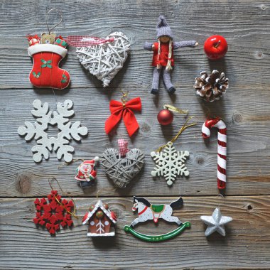 Noel dekorasyonu ve ahşap backgro süsler düz lay