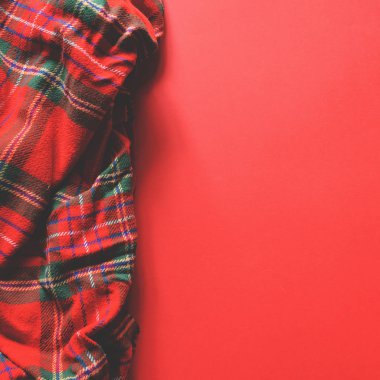 Noel tartan doku üzerinde kırmızı adam eşarp düz yatırın