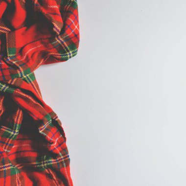 Noel tartan doku üzerinde beyaz backgro eşarp düz yatırın