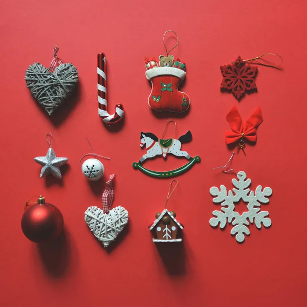Плоская укладка рождественских украшений и орнаментов на фиолетовой бэкгро — стоковое фото