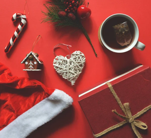 Pose plate de décoration de Noël et d'ornements sur fond rouge — Photo