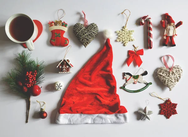 Плоская укладка рождественских украшений и орнаментов на белой бэкгру — стоковое фото