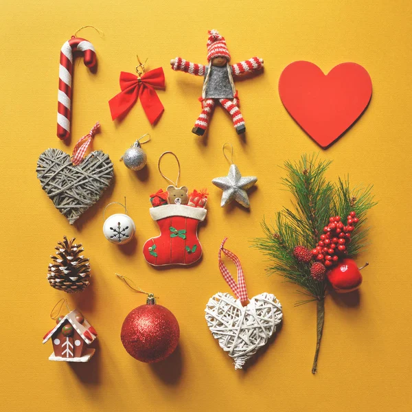 Posa piatta di decorazione di Natale e ornamenti su backgro giallo — Foto Stock