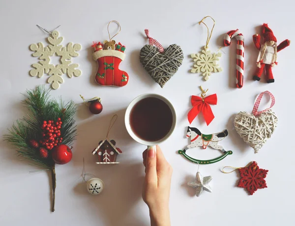 Noel dekorasyon düz lay süsler beyaz arka plan üzerinde bir