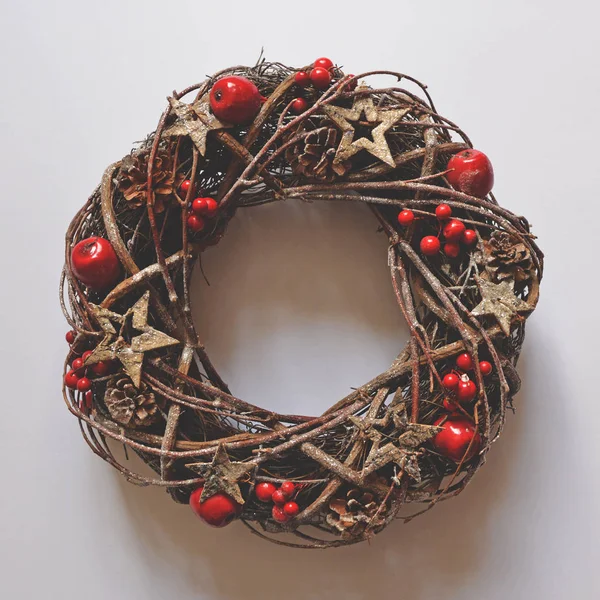 Flat lay of Christmas wreath on white background - Trendy minima — Stock Photo, Image