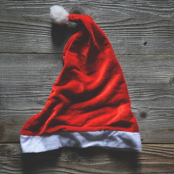 Flat lå af Santa hat på træ baggrund - Trendy minimal flad - Stock-foto