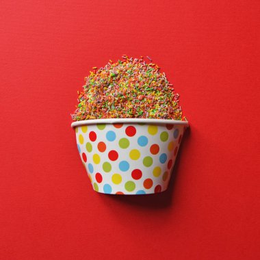 Kek ile çok renkli canddy sprinkles - dolu düz yatıyordu