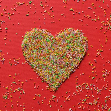 Kalp şekli çok renkli şeker şeker - Modern minima yapılır