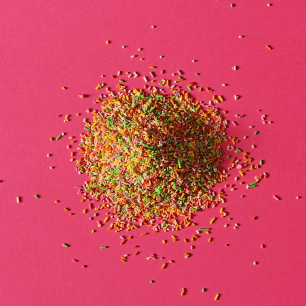 Renkli şeker pembe arka plan-Modern en az düz sprinkles — Stok fotoğraf