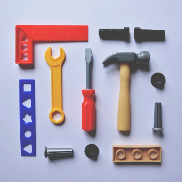 Colocação plana de ferramentas de brinquedo de plástico para crianças — Fotografia de Stock