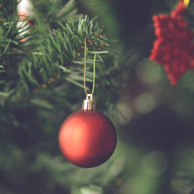 Noel dekorasyonu ve Noel ağaca tutunan süsler -