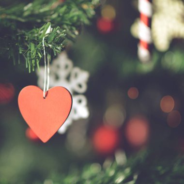 Noel dekorasyonu ve Noel ağaca tutunan süsler -