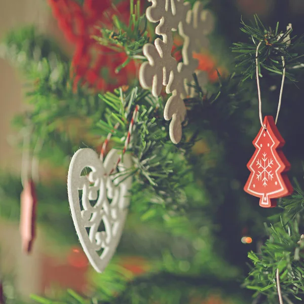 Weihnachtsdekoration und Schmuck hängen am Weihnachtsbaum - — Stockfoto