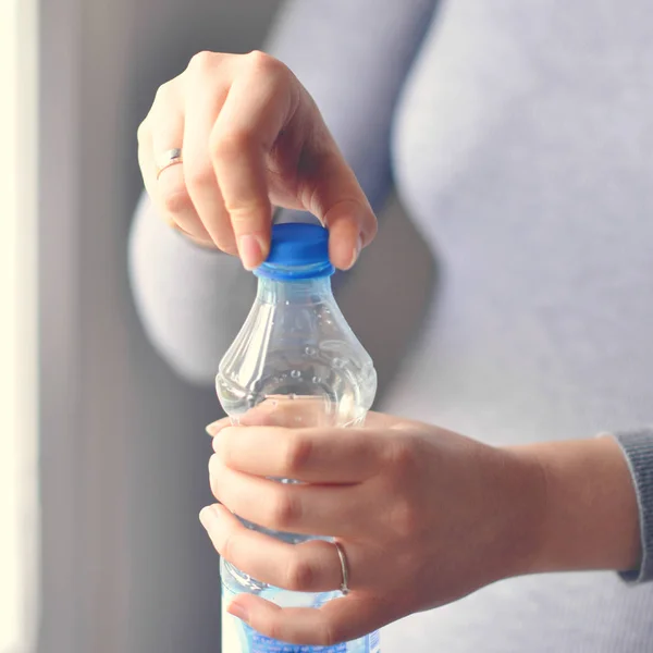 妊婦がボトルから水を飲んで — ストック写真