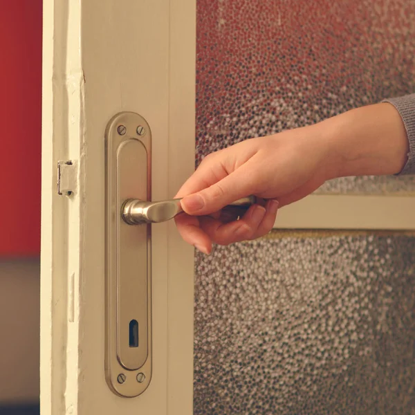 Žena ruce zavírání r otevírání dveří — Stock fotografie