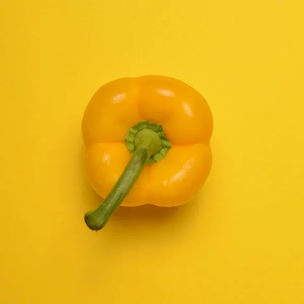 Paprika kuning segar pada latar belakang kuning Top view — Stok Foto