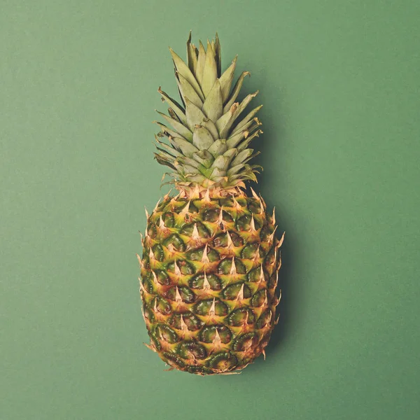 Ananas su sfondo verde opaco - Design minimale alla moda — Foto Stock