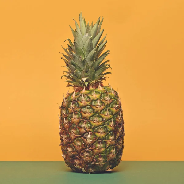 Ananas żółtym tle mat - modnym minimalistycznym — Zdjęcie stockowe