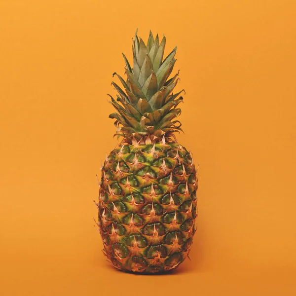 Ananas tegen gele mat achtergrond - Trendy minimaal ontwerp — Stockfoto