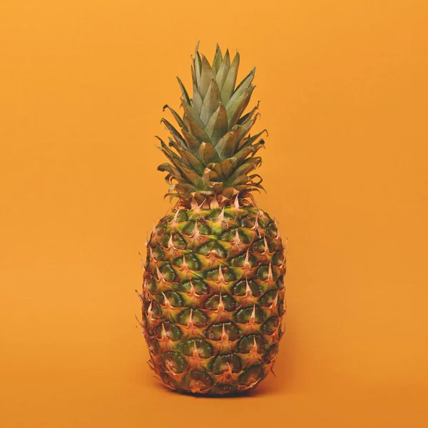 Ananas contro sfondo opaco giallo - Trendy design minimale — Foto Stock