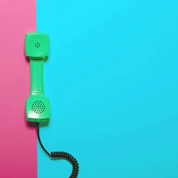 Tubo de telefone verde retro sobre fundo listrado azul e rosa  - — Fotografia de Stock