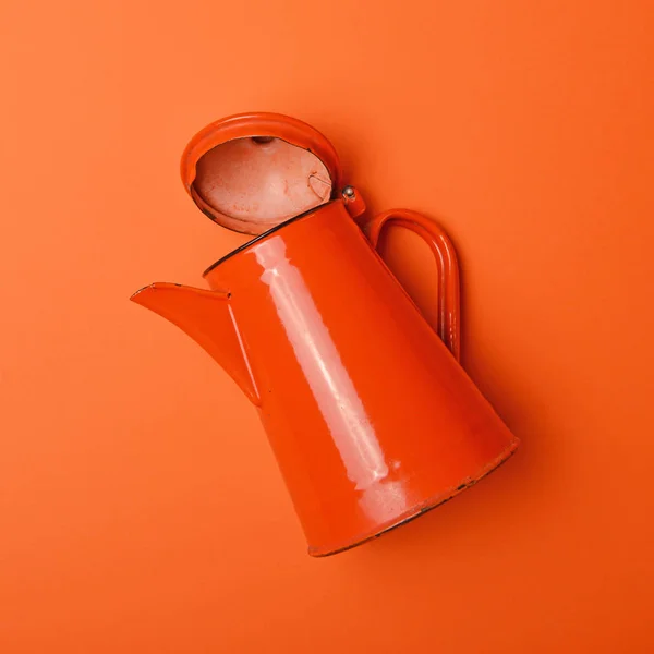 Retro orange Teekanne auf orangefarbenem Hintergrund - Minimalismus — Stockfoto