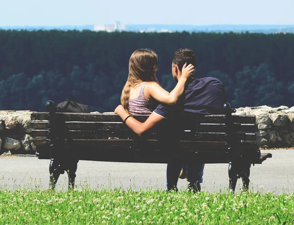 愛情のこもったカップルがベンチに座っての背面図 — ストック写真