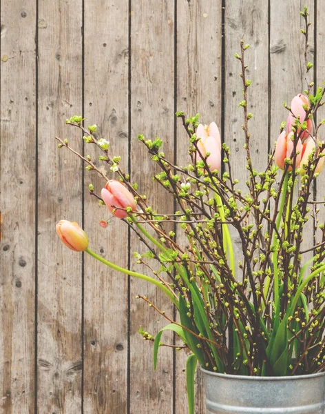 Bellissimi tulipani primaverili in vaso sullo sfondo in legno — Foto Stock