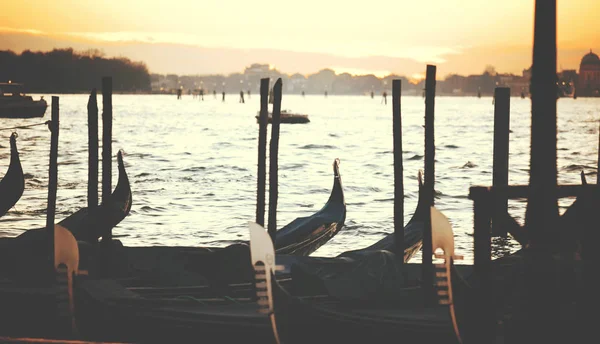 Beautiful sundusk in Venice with gondolas — Stock Photo, Image