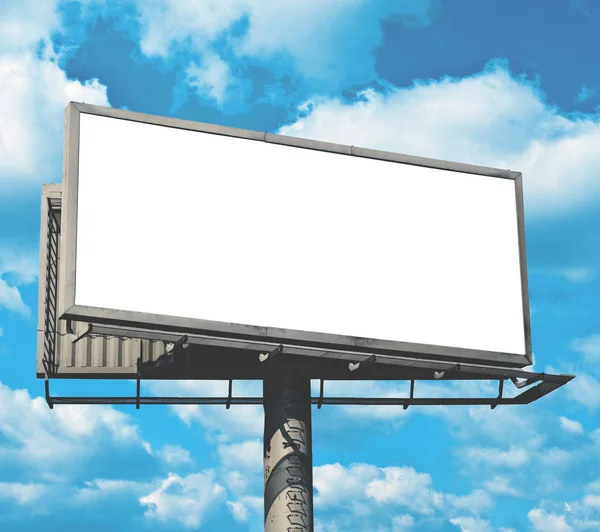 Üres billboard ragyogó kék ég ellen — Stock Fotó