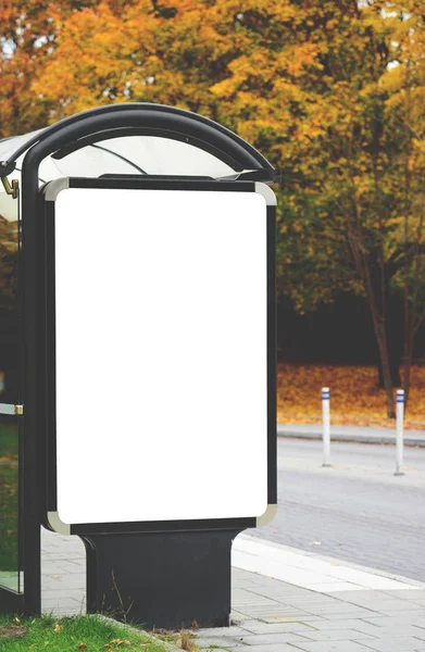 Cartellone in bianco sulla stazione degli autobus della città — Foto Stock