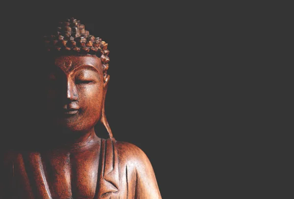 Boeddha portret tegen donkere achtergrond — Stockfoto