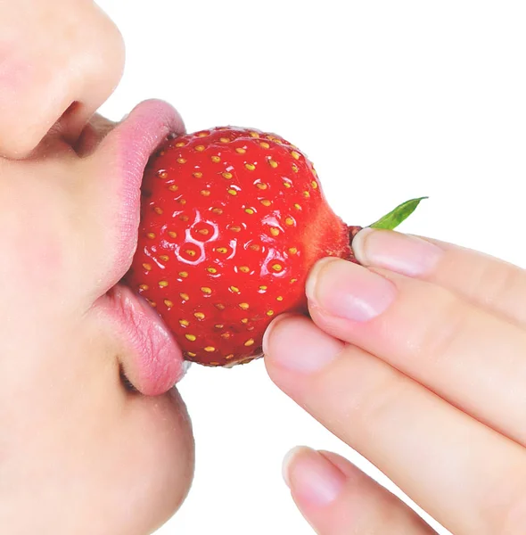 Primer plano de la mujer comiendo fresa —  Fotos de Stock